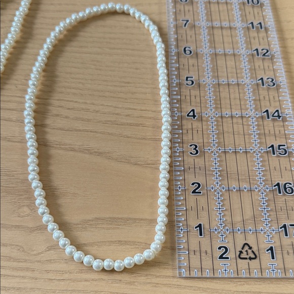 Elegant Pearl Necklace Set - Picture 4 of 9